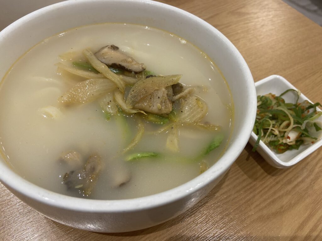 This time, I enjoyed the kalguksu with toppings—green onions and chili peppers—served on the side.