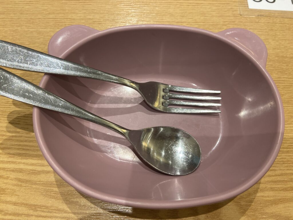 Children’s spoons and forks provided at Hwangsaengga Kalguksu, making it convenient for families dining with kids.