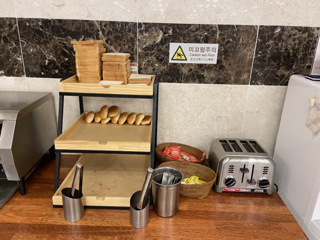 東横インヨンドゥンポで提供されている朝食ビュッフェの一角。数種類のパンとトースター、ジャムなどが置かれている。