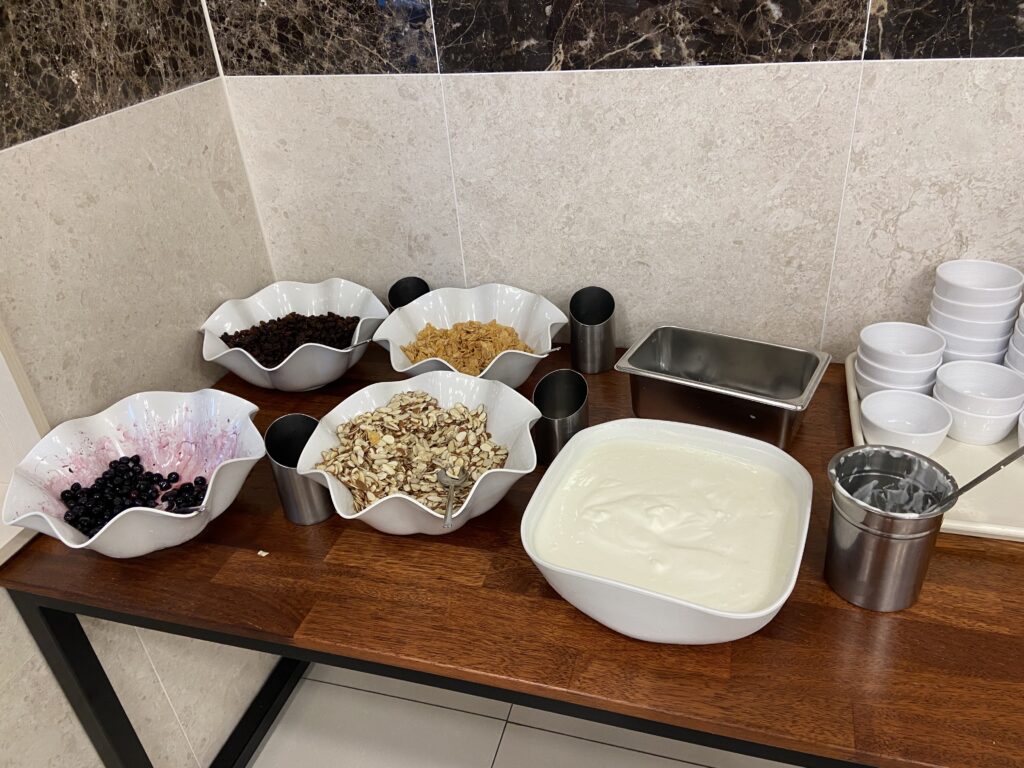 東横インヨンドゥンポで提供されている朝食ビュッフェの一角。ヨーグルト、ナッツ、ブルーベリー、シリアルのようなものが置かれている。