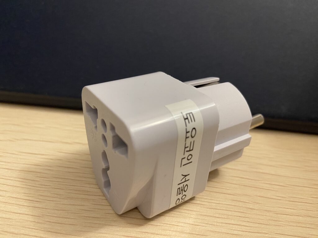 韓国（C/SEタイプ）のコンセント形状に変換するための白いマルチ変換プラグ。フロントで保証金を1000ウォン払って借りることができる。