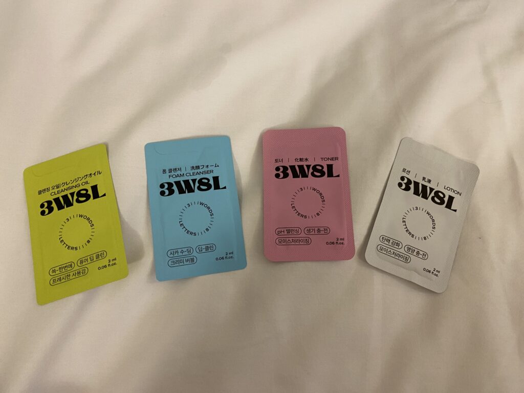 東横インヨンドゥンポのフロントに置かれていた、クレンジングオイル、洗顔フォーム、化粧水、乳液のパウチ型アメニティセット。