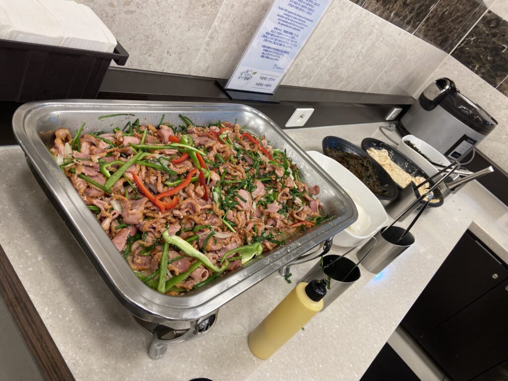 東横インヨンドゥンポで提供されている朝食ビュッフェの一角。ステンレスの容器に盛られた、お肉を炒めた料理と、その横に副菜が並んでいる。