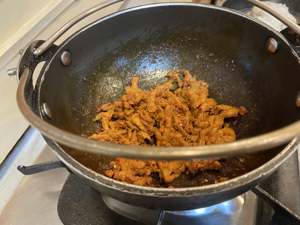 울산 금강산삼계탕에서 서비스로 제공되는 매콤한 닭불고기가 맛있게 조리된 모습.