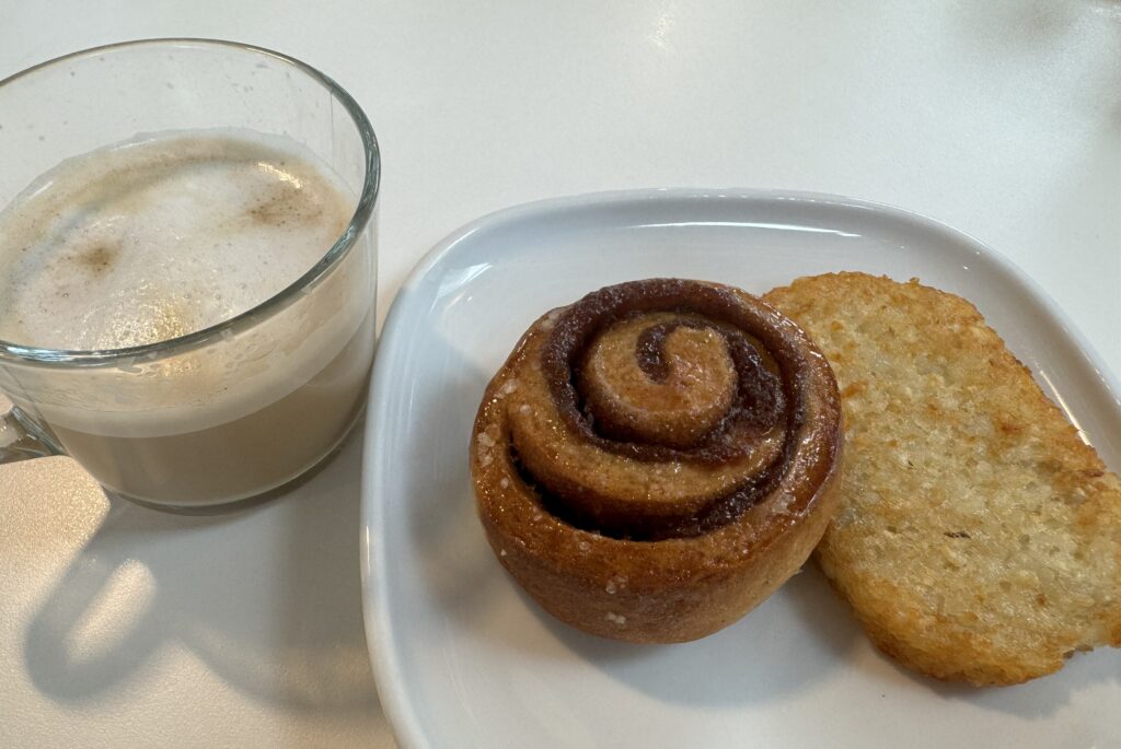 IKEAのお得なモーニングセット(シナモンロールとハッシュドポテト)とドリンクバーのカフェラテ